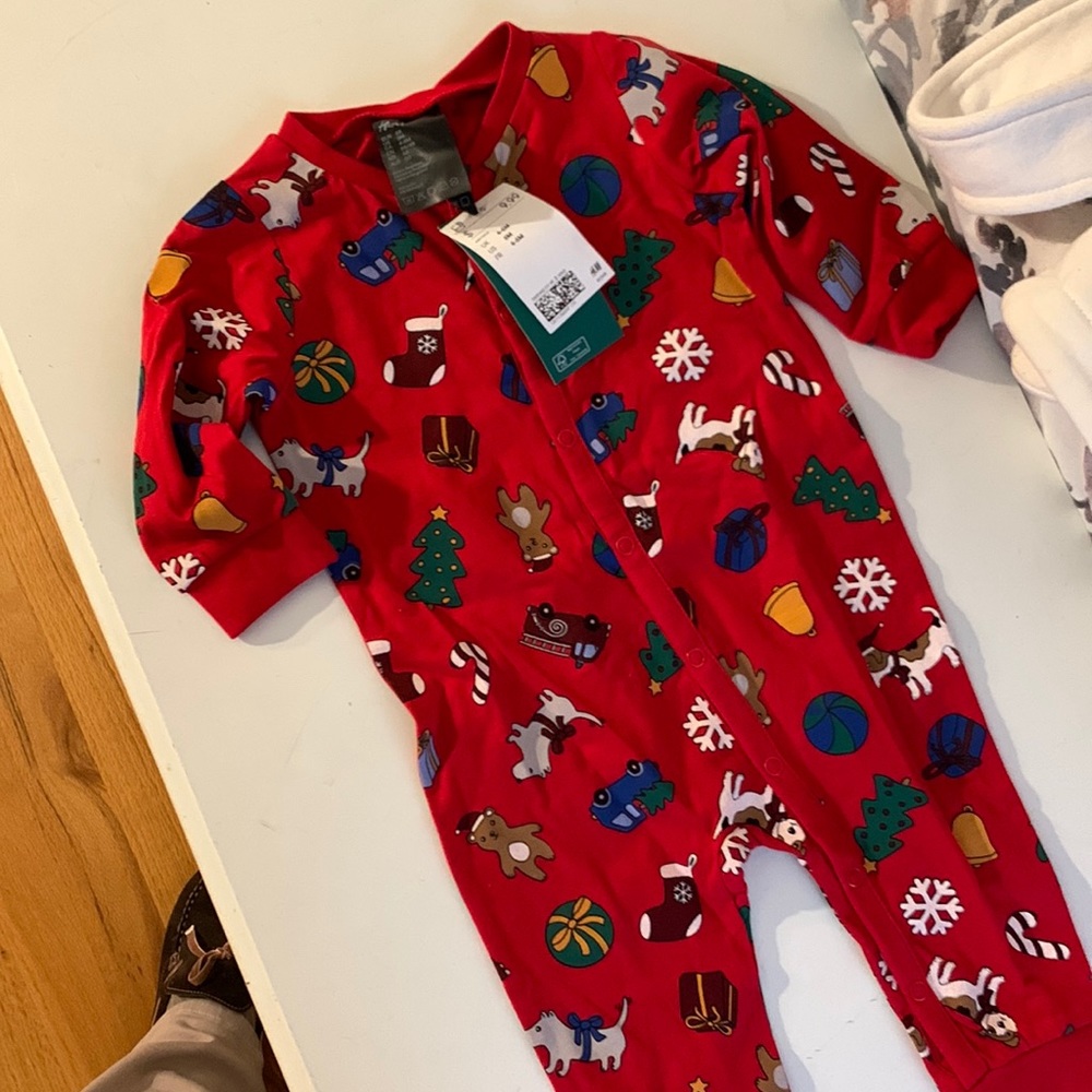 H&M Christmas organic cotton onesie. Snap front. Fun pattern. Size 6 months. NWT
